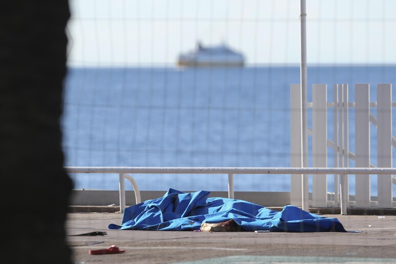 Nizza: ancora diversi di corpi sul marciapiede © ANSA/AP
