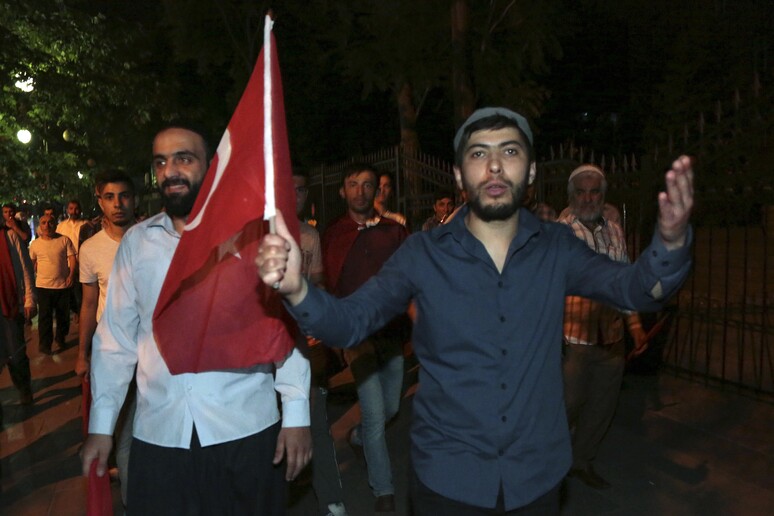 Turchia: tv, oltre 330 arresti per il tentato golpe © ANSA/AP