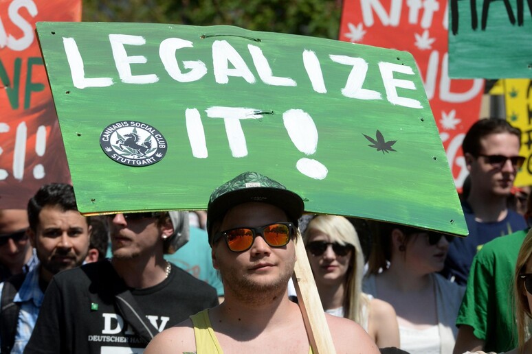 Una manifestazione in favore della legalizzazione della cannabis © ANSA/EPA