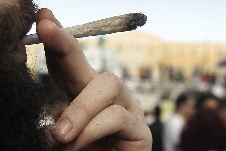 Un uomo fa uso di cannabis © ANSA/EPA