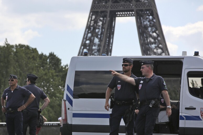 La polizia francese vicino alla Tour Eiffel © ANSA/AP