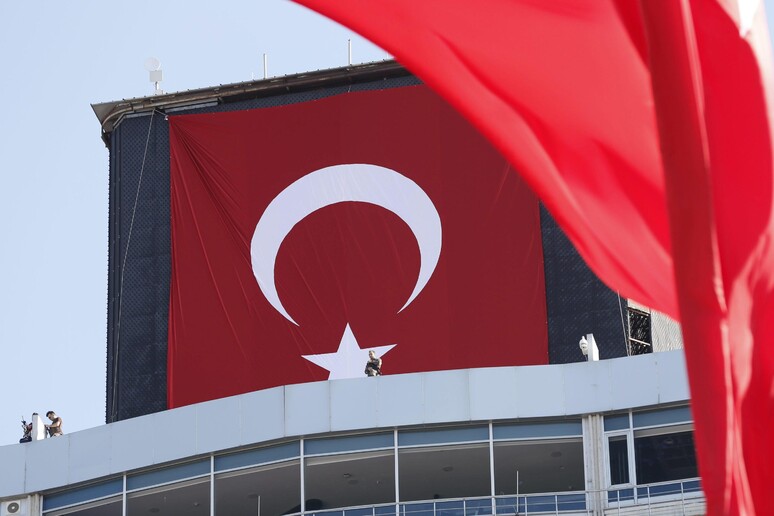 Una bandiera della Turchia - RIPRODUZIONE RISERVATA