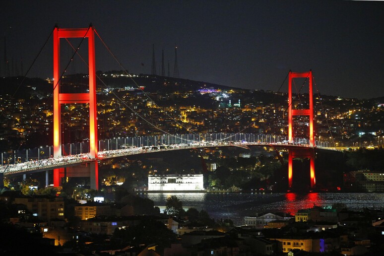 Il ponte sul Bosforo di Istanbul - RIPRODUZIONE RISERVATA