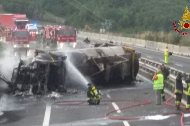 Incendi: tir in fiamme, chiusa autostrada A1 a Calenzano - RIPRODUZIONE RISERVATA