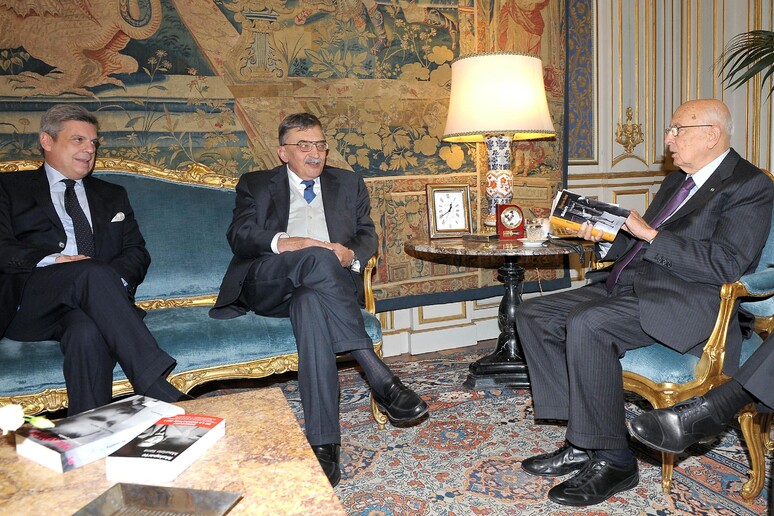 Il fondatore della Marsilio Cesare De Michelis, al centro tra l 'ex presidente Napolitano e l 'ambasciatore Russo - RIPRODUZIONE RISERVATA