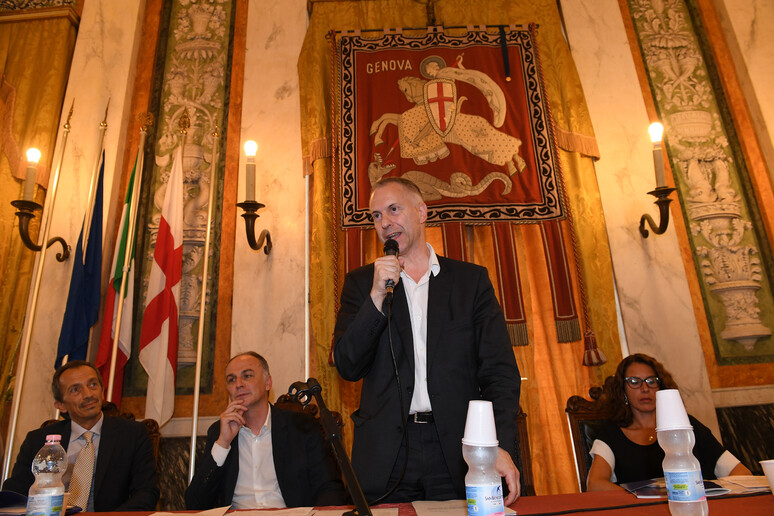 Il sindaco di Genova, Marco Doria, spiega l’operazione - RIPRODUZIONE RISERVATA