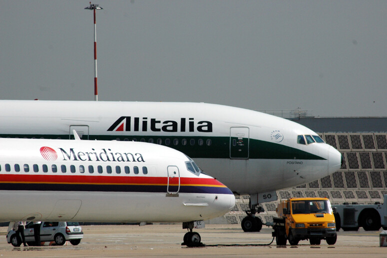 Aerei Alitalia e Meridiana in pista - RIPRODUZIONE RISERVATA