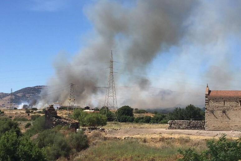 Incendi: fiamme vicino a basilica Saccargia - RIPRODUZIONE RISERVATA