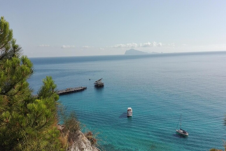Il golfo di Porticello nell 'isola di Lipari (Messina). Sullo sfondo l 'Isola di Panarea - RIPRODUZIONE RISERVATA