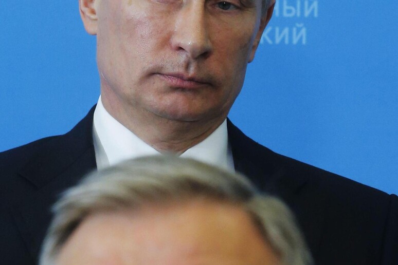 In primo piano Vladimir Yakunin. Alle sue spalle, Vladimir Putin - RIPRODUZIONE RISERVATA