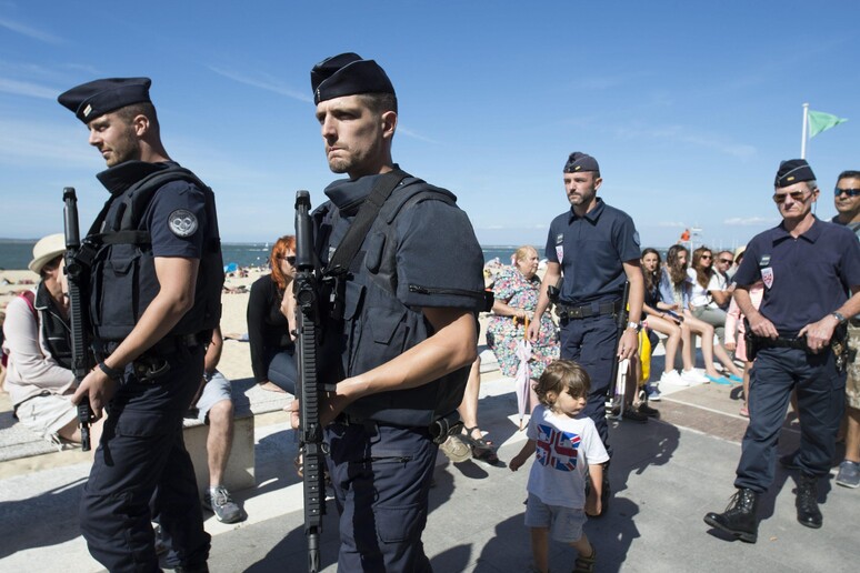 Poliziotti francesi in vigilanza antiterrorismo - RIPRODUZIONE RISERVATA