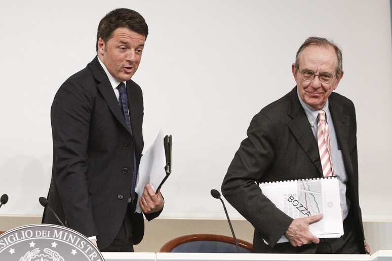 Matteo Renzi e Pier Carlo Padoan in una foto d 'archivio - RIPRODUZIONE RISERVATA