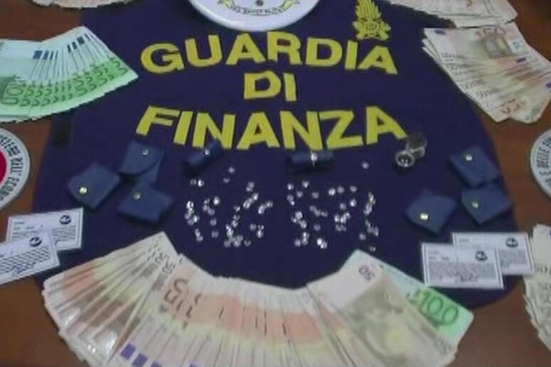 Mafia: sequestrati soldi e gioielli ex socio Vito Ciancimino - RIPRODUZIONE RISERVATA