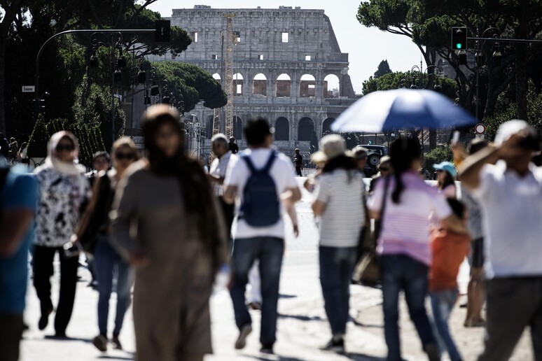 Turisti nel centro di Roma - RIPRODUZIONE RISERVATA