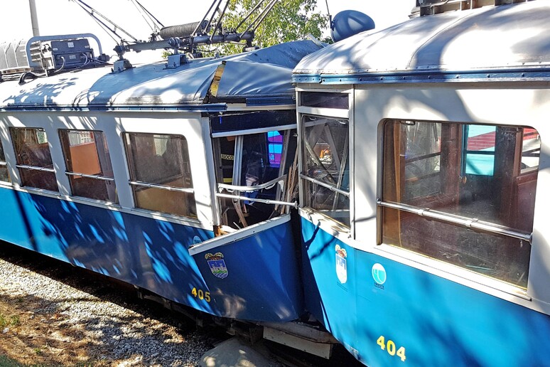 Scontro frontale tra tram a Trieste, otto feriti - RIPRODUZIONE RISERVATA