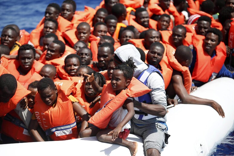 Migranti tratti in salvo al largo della Libia in una foto d 'archivio - RIPRODUZIONE RISERVATA