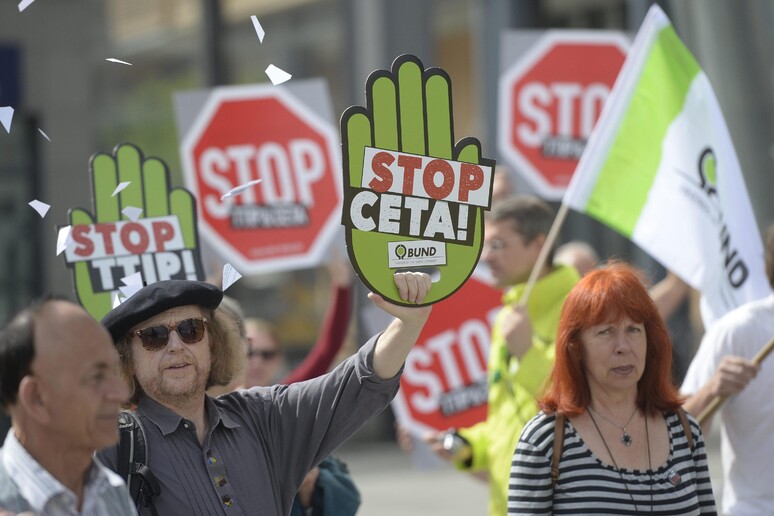 Una proposta contro Ttip e Ceta a Berlino il 21 agosto scorso © ANSA/EPA