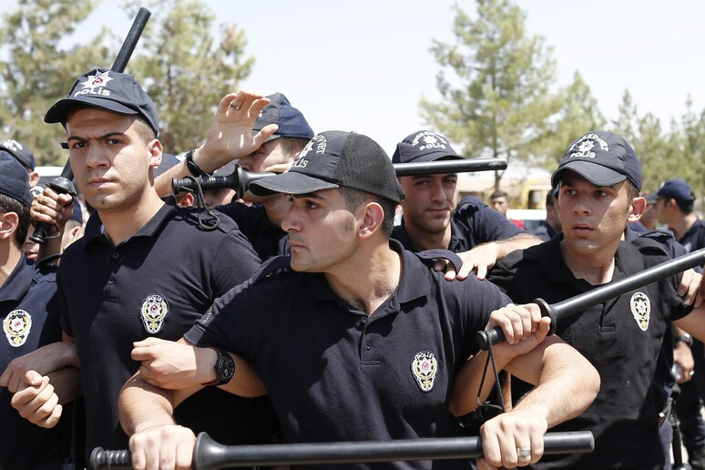 Poliziotti turchi © ANSA/EPA