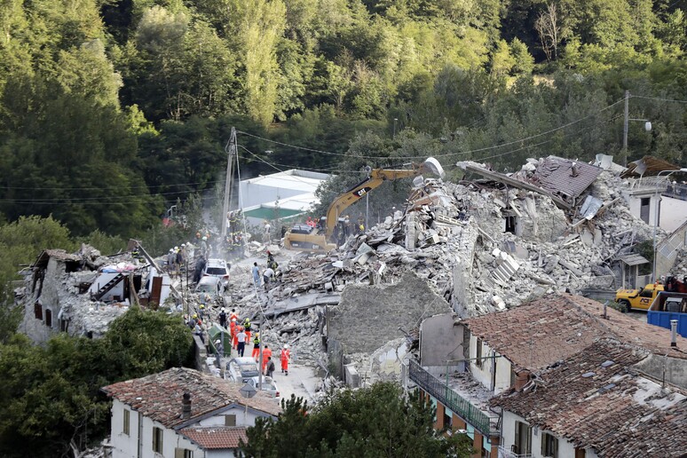 Una veduta di Pescara del Tronto, distrutta dal terremoto © ANSA/AP