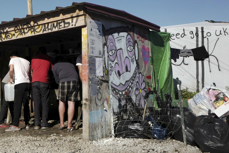 Una immagine della  'giungla ' di Calais © ANSA/AP