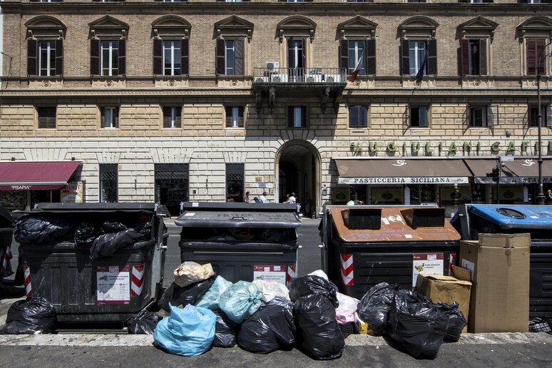 Immondizia in Via Volturno, nei pressi della stazione Termini a Roma - RIPRODUZIONE RISERVATA