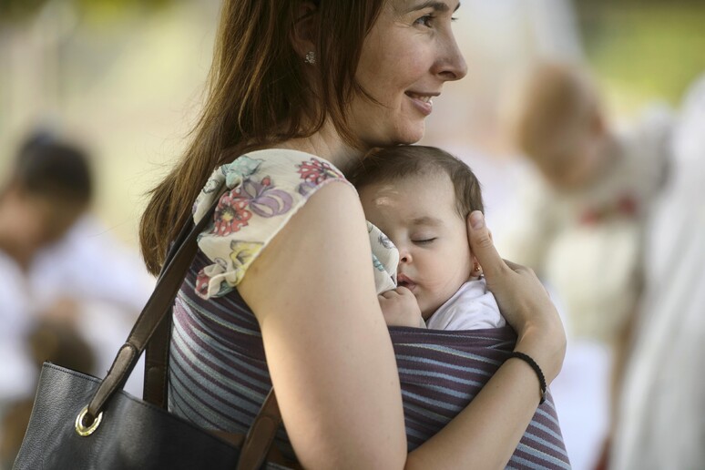 Oms-Unicef, migliorare politiche per famiglia e allattamento © ANSA/AP