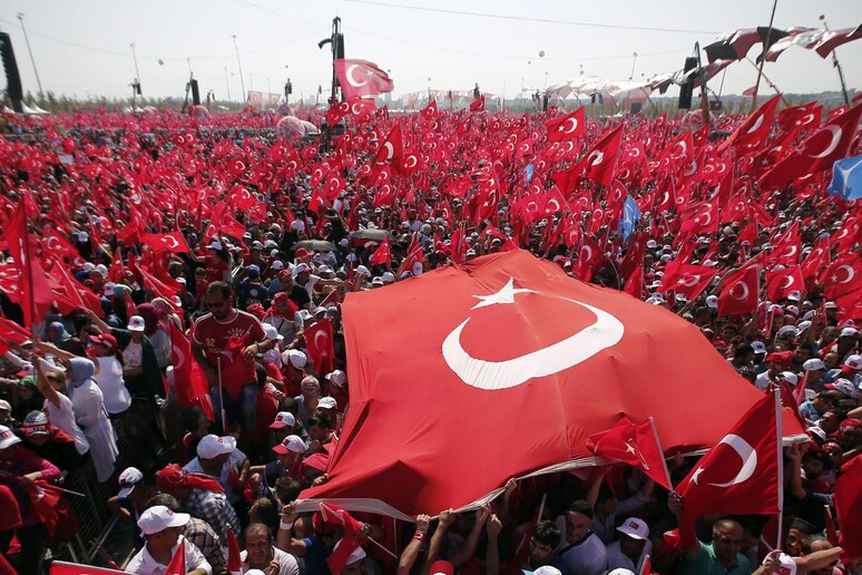 La manifestazione del 7 agosto a Istanbul contro il fallito tentativo di colpo di Stato del 15 luglio scorso © ANSA/EPA