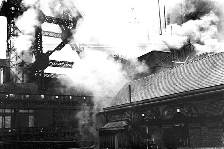Una immagine d 'epoca datata 8 agosto 1956 mostra le fiamme nella miniera di Bois du Cazier dove  morirono 268 minatori © ANSA/EPA