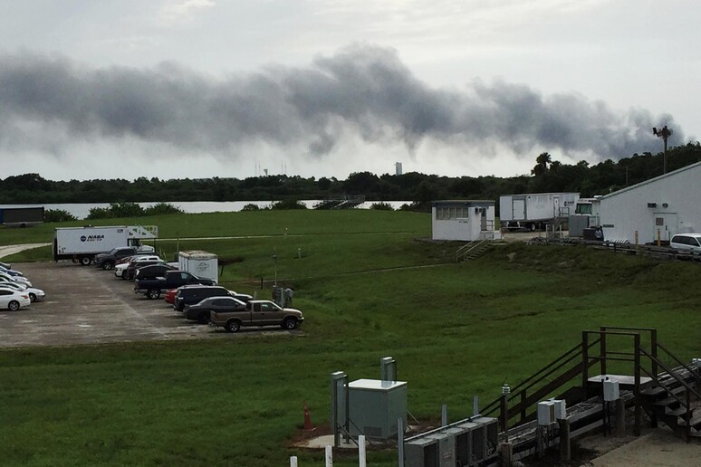 Esplosione a Cape Canaveral su rampa lancio Falcon 9 © ANSA/AP
