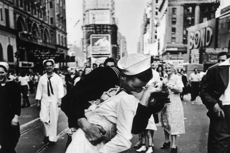 E ' morta a 92 anni Greta Friedman, l 'infermeria protagonista della foto del bacio appassionato con un marinaio in mezzo alla folla di Times Square, divenuta l 'icona della fine della Seconda guerra mondiale. - RIPRODUZIONE RISERVATA