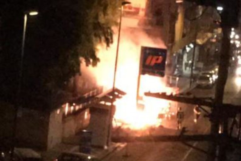 In fiamme distributore di carburante a Napoli, strada bloccata e paura tra i residenti - RIPRODUZIONE RISERVATA