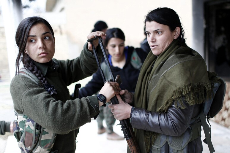 Guerrigliere delle Unità di Protezione popolare curde a Kobane, alle quali è dedicato il documentario The New Life di Veysi Altay -     RIPRODUZIONE RISERVATA