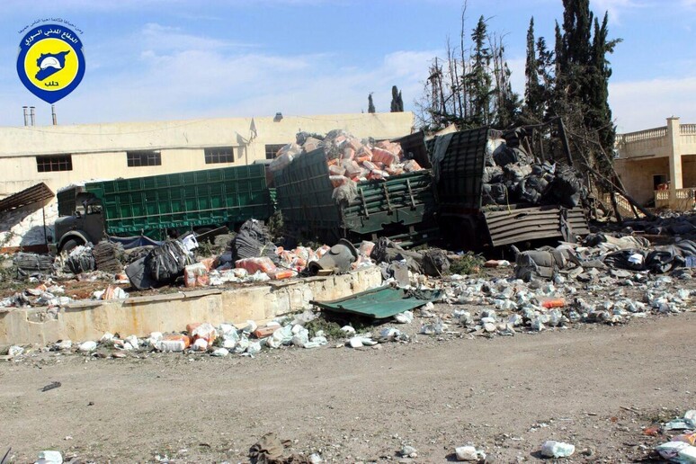 I danni al convoglio umanitario attaccato ad Aleppo lunedì scorso © ANSA/EPA