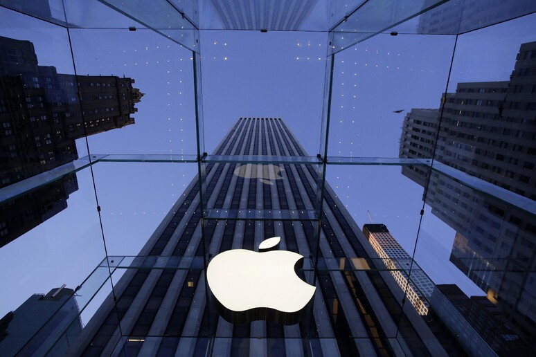 Apple affonda in Borsa, arriva a perdere il 10% © ANSA/AP
