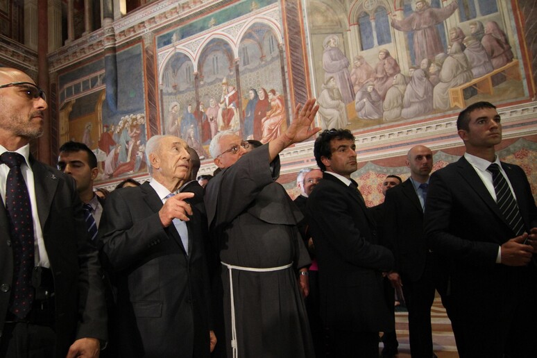 Shimon Peres in visita ad Assisi - RIPRODUZIONE RISERVATA