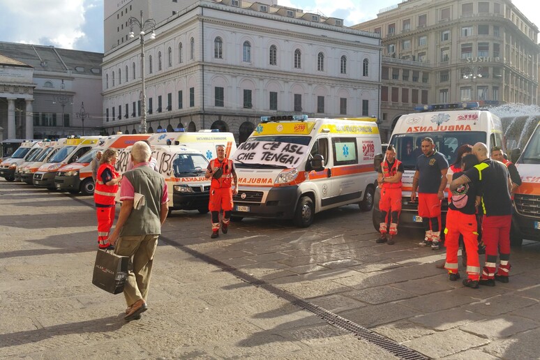 Protesta ambulanze De Ferrari - RIPRODUZIONE RISERVATA