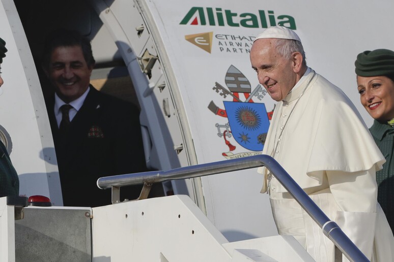 Papa Francesco in partenza per la Georgia © ANSA/AP