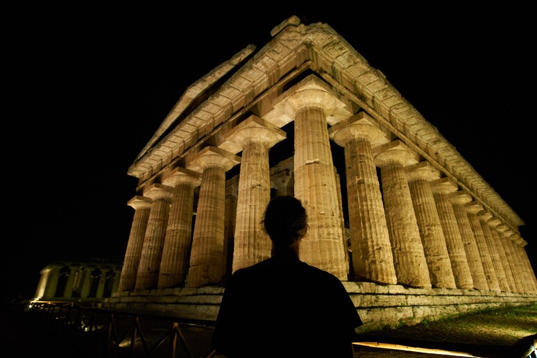 Paestum: I templi Greci di notte -     RIPRODUZIONE RISERVATA