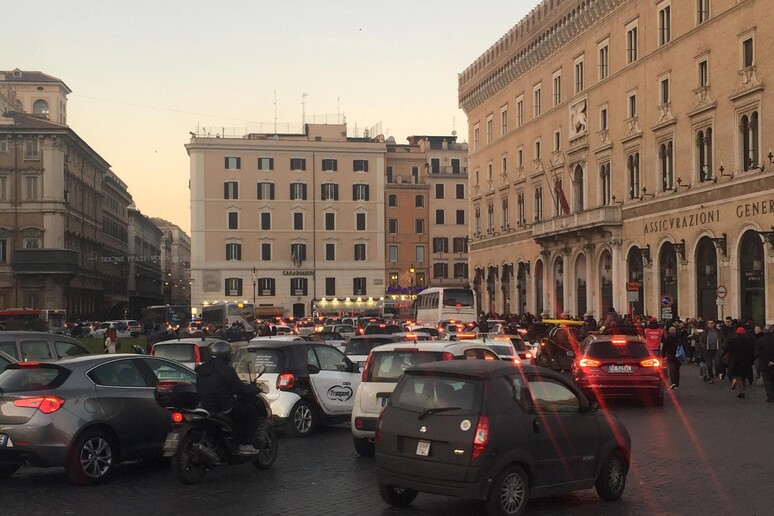Roma, traffico in centro - RIPRODUZIONE RISERVATA