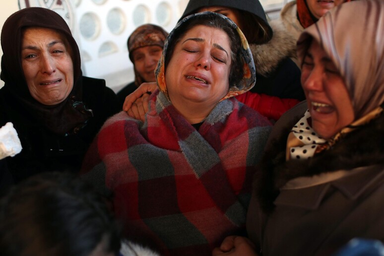 I parenti di una delle vittime dell 'attacco al nightclub di Istanbul © ANSA/EPA