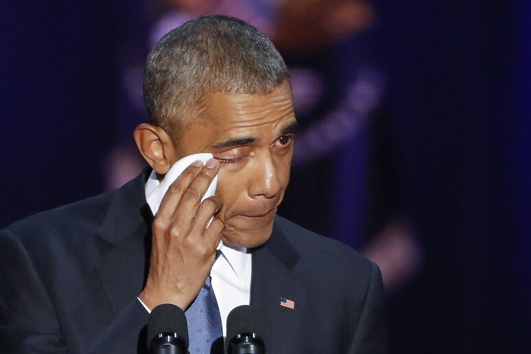 Barack Obama si commuove durante il discorso di addio alla Casa Bianca © ANSA/EPA