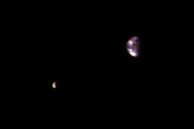 Ritratto di famiglia di Terra e Luna, scattato dall 'orbita di Marte (fonte: NASA/JPL-Caltech/University of Arizona) - RIPRODUZIONE RISERVATA