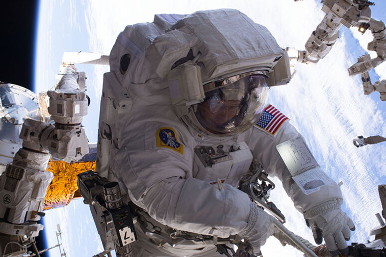 L 'astronauta Peggy Whitson durante la passeggiata spaziale del 6 gennaio (fonte: NASA) - RIPRODUZIONE RISERVATA
