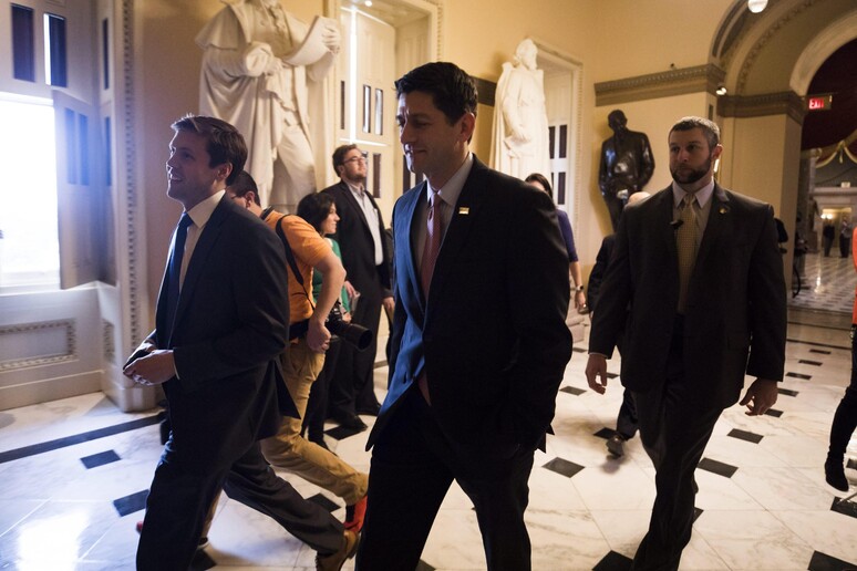 Lo speaker della Camera dei Rappresentanti Usa, Paul Ryan (in primo piano). La Camera avvia l 'iter di demolizione dell 'Obamacare © ANSA/EPA