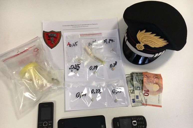Droga: eroina sequestrata dai carabinieri alla stazione di Ala - RIPRODUZIONE RISERVATA