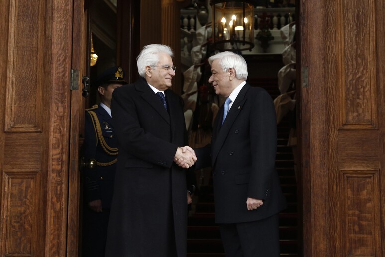 Il presidente della Repubblica Mattarella in visita ad Atene © ANSA/EPA