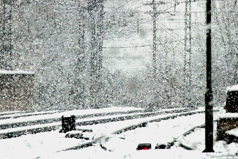 Una linea ferroviaria sotto la neve (archivio) - RIPRODUZIONE RISERVATA