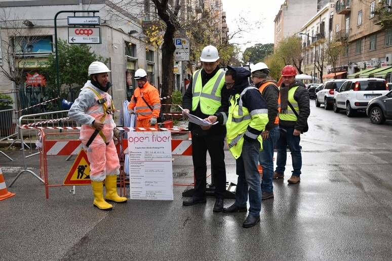 Operai di Open Fiber al lavoro a Palermo - RIPRODUZIONE RISERVATA