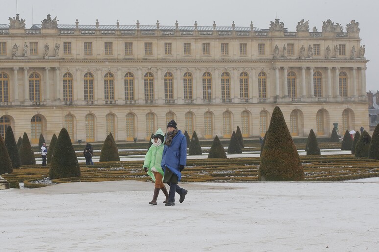 Francia: Versailles sotto la neve © ANSA/AP