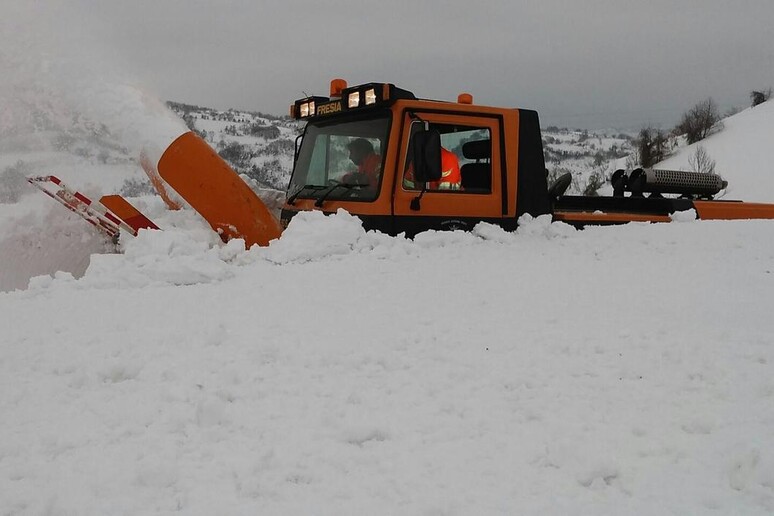 Maltempo: fresa da neve del Trentino in azione in provincia di Teramo - RIPRODUZIONE RISERVATA